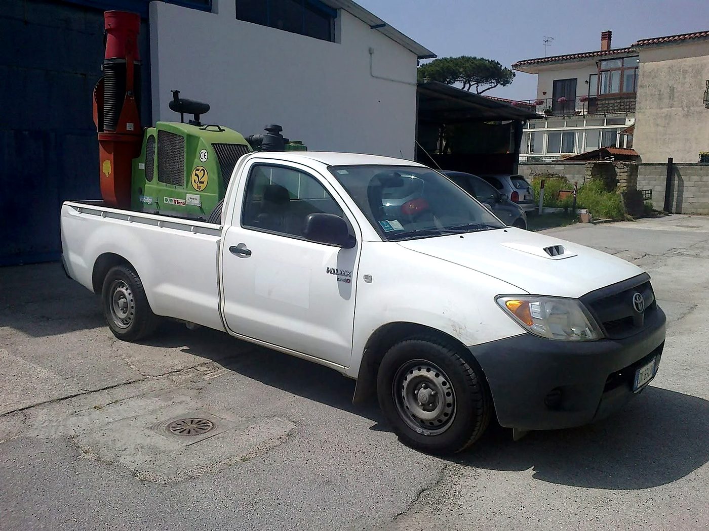 Pick-up attrezzato con atomizzatore per disinfezione di aree esterne