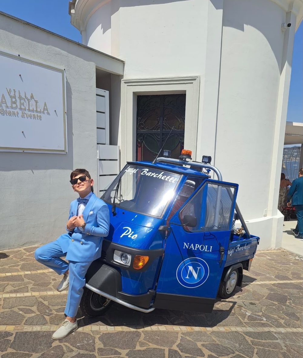 L'Ape blu con la piccola cisterna e il nome della famiglia Barchetti