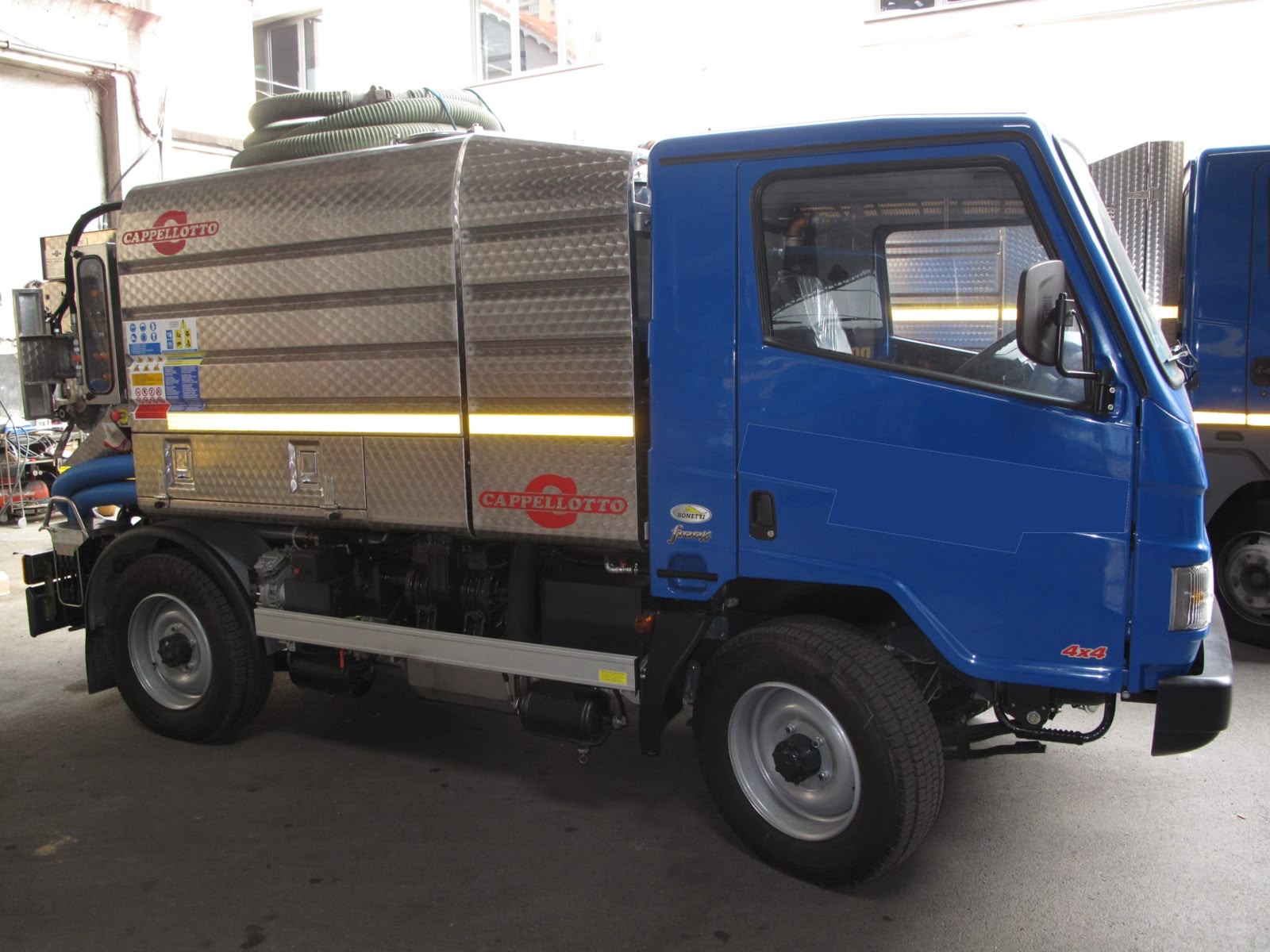 Autospurgo compatto 4x4 per lavori piccoli